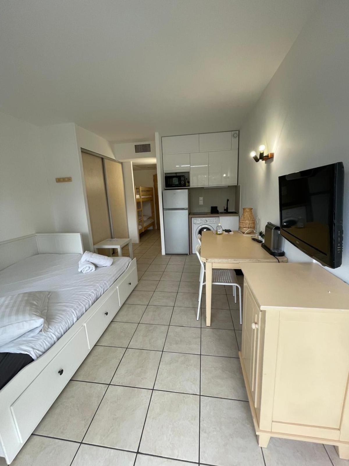 06U - Beautiful Studio In Residence - Swimming Pool And Tennis Court Saint-Laurent-du-Var Exteriör bild